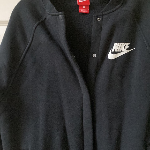 Nike black snap front jacket. 28 inches long - Picture 4 of 7